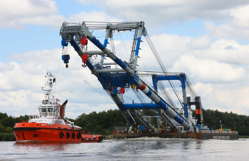 Tug "WULF 7" and "MATADOR 3"heavy ship crane
