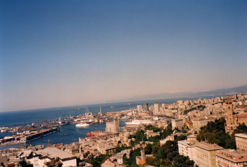Veduta porto di Genova