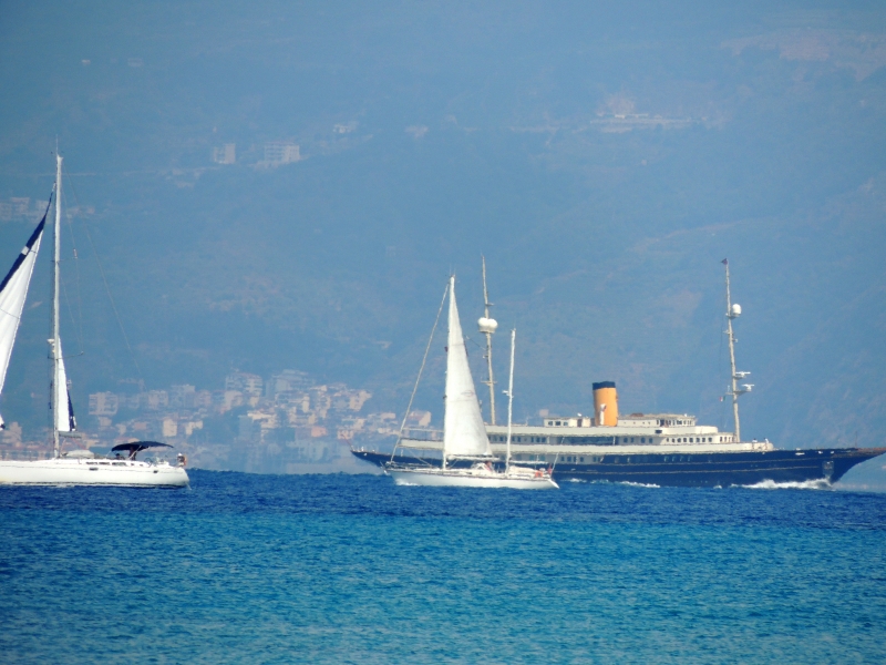 Yacht Nero attraversa lo Stretto di Messina da nord