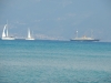 Yacht Nero con due barche a vela di poppa
