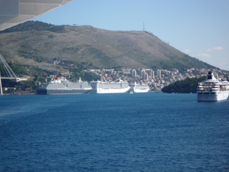 Navi da crociera all'imboccatura del porto di Dubrovnik riprese da bordo della m/n DUBROVNIK