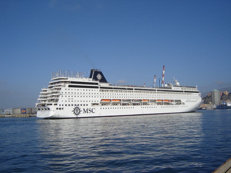 MSC  Armonia in ingresso nel porto di Genova