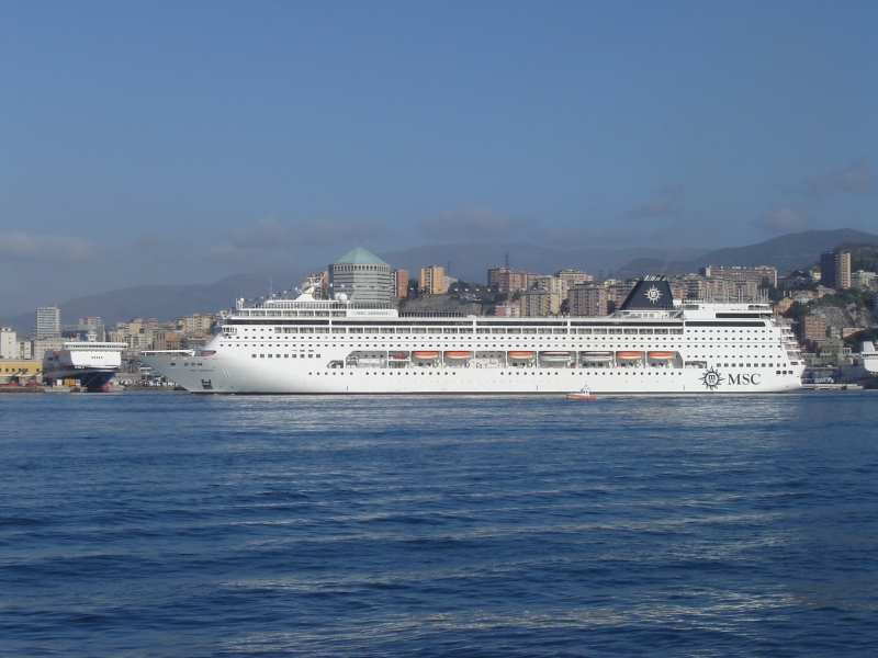 MSC Armonia in manovra nel porto di Genova