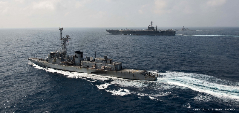 LATOUCHE-TREVILLE  ( D 646 )   e   USS  JOHN C. STENNIS  (  CVN-74 )