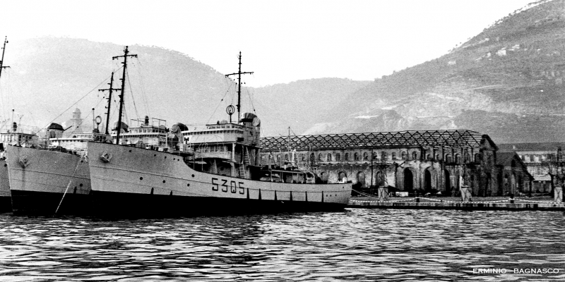 M 5305  ex  HMS  FILLA