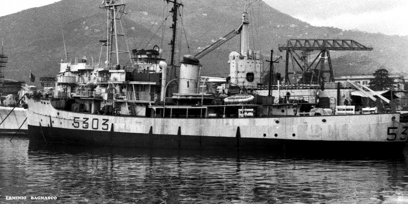 M 5303  ex  HMS  UNST  T  213