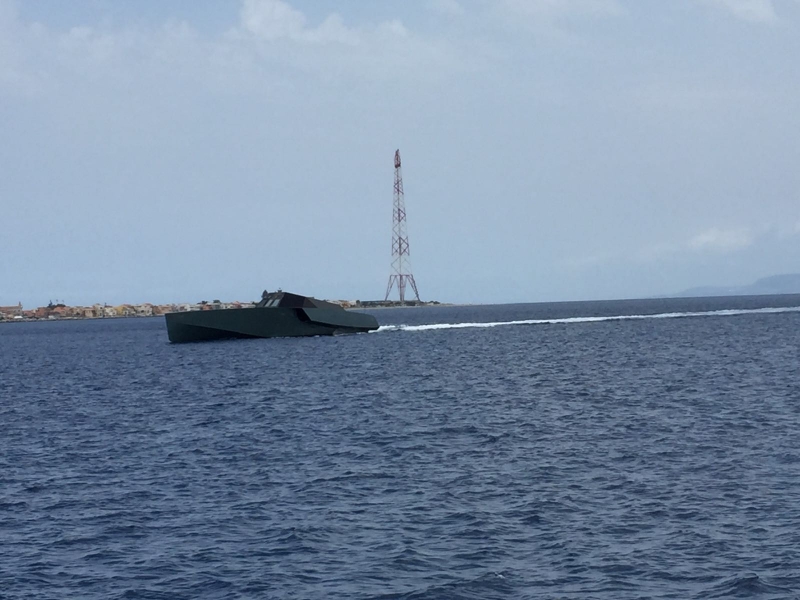 Imbarcazione senza nome nello Stretto di Messina